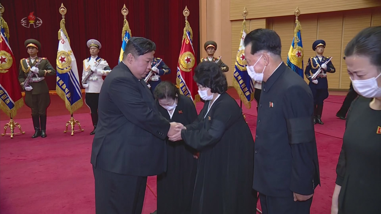김정은 북한 국무위원장이 지난 20일 4·25문화회관에 마련된 김정일 체제의 군부 핵심 현철해 원수를 조문했다고 조선중앙TV가 21일 보도했다. [조선중앙TV 화면] [연합]