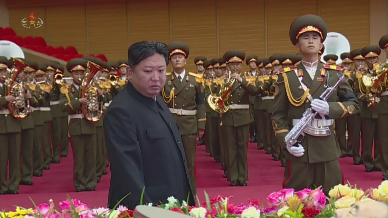김정은 북한 국무위원장이 지난 20일 4·25문화회관에 마련된 김정일 체제의 군부 핵심 현철해 원수를 조문했다고 조선중앙TV가 21일 보도했다. 김정은은 고인의 유해를 바라보며 비통한 표정을 짓더니 울먹이는 듯한 모습을 보였고, 묵념 뒤 돌아서면서는 눈물을 훔치는 장면도 조선중앙TV 화면에 담겼다. [조선중앙TV 화면] [연합]