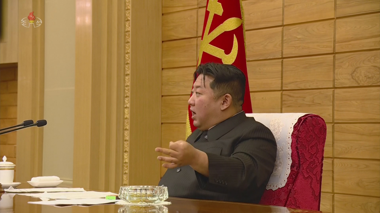 김정은 북한 국무위원장은 21일 당 정치국 협의회를 열고 신종 코로나바이러스 감염증(코로나19) 확산 상황이 안정적으로 관리되고 있다고 평가했다. 조선중앙TV는 이날 "조선노동당 중앙위원회 정치국은 5월 21일 당중앙위원회 본부청사에서 협의회를 소집했다"며 김 위원장이 직접 협의회를 지도했다고 전했다. [조선중앙TV 화면]
