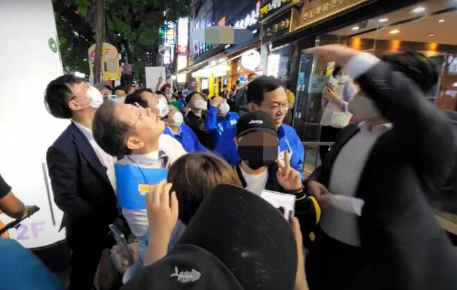 인천 계양을 국회의원 보궐선거에 출마한 더불어민주당 이재명 후보를 향해 철제그릇을 던진 60대 남성이 경찰에 체포됐다. 이 그릇에는 닭뼈가 담긴 것으로 확인됐다. 인천 계양경찰서는 공직선거법상 선거방해 혐의로 60대 남성 A씨를 현행범으로 체포해 조사하고 있다고 21일 밝혔다. 사진은 철제그릇 날아온 뒤 쳐다보는 이재명 후보. [연합]