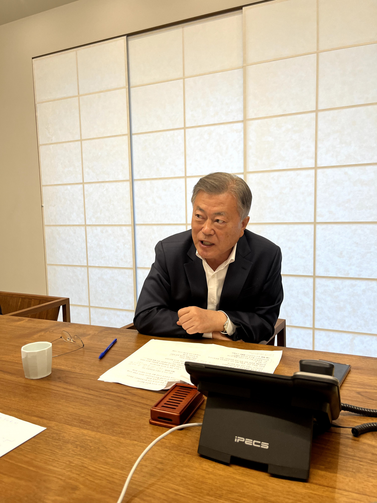 문재인 전 대통령이 21일 오후 경남 양산 사저에서 서훈 전 청와대 국가안보실장이 배석한 가운데 방한 중인 조 바이든 미국 대통령과 통화하고 있다. [윤건영 의원실]