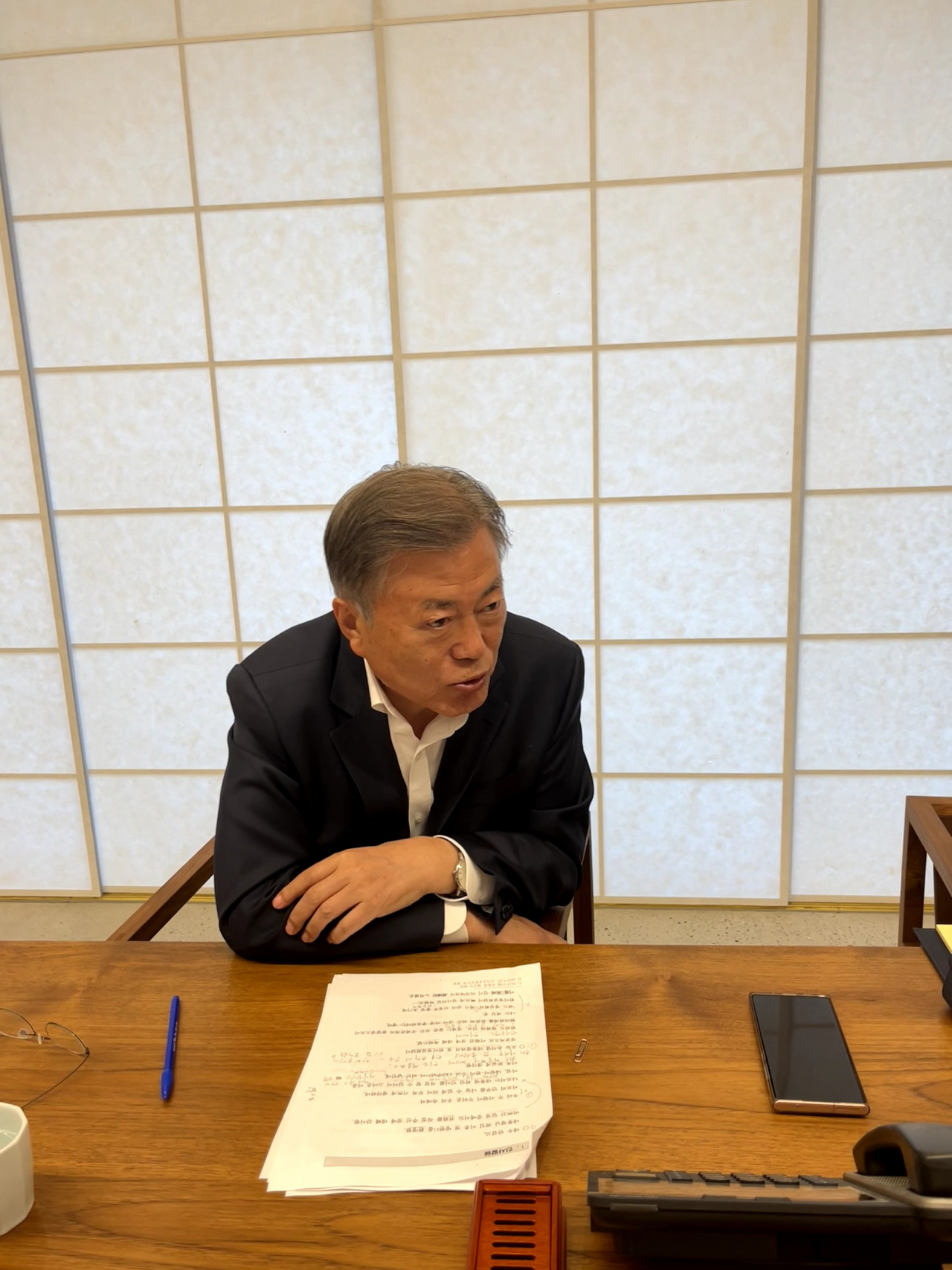 문재인 전 대통령이 21일 오후 경남 양산 사저에서 서훈 전 청와대 국가안보실장이 배석한 가운데 방한 중인 조 바이든 미국 대통령과 통화하고 있다. [윤건영 의원실]