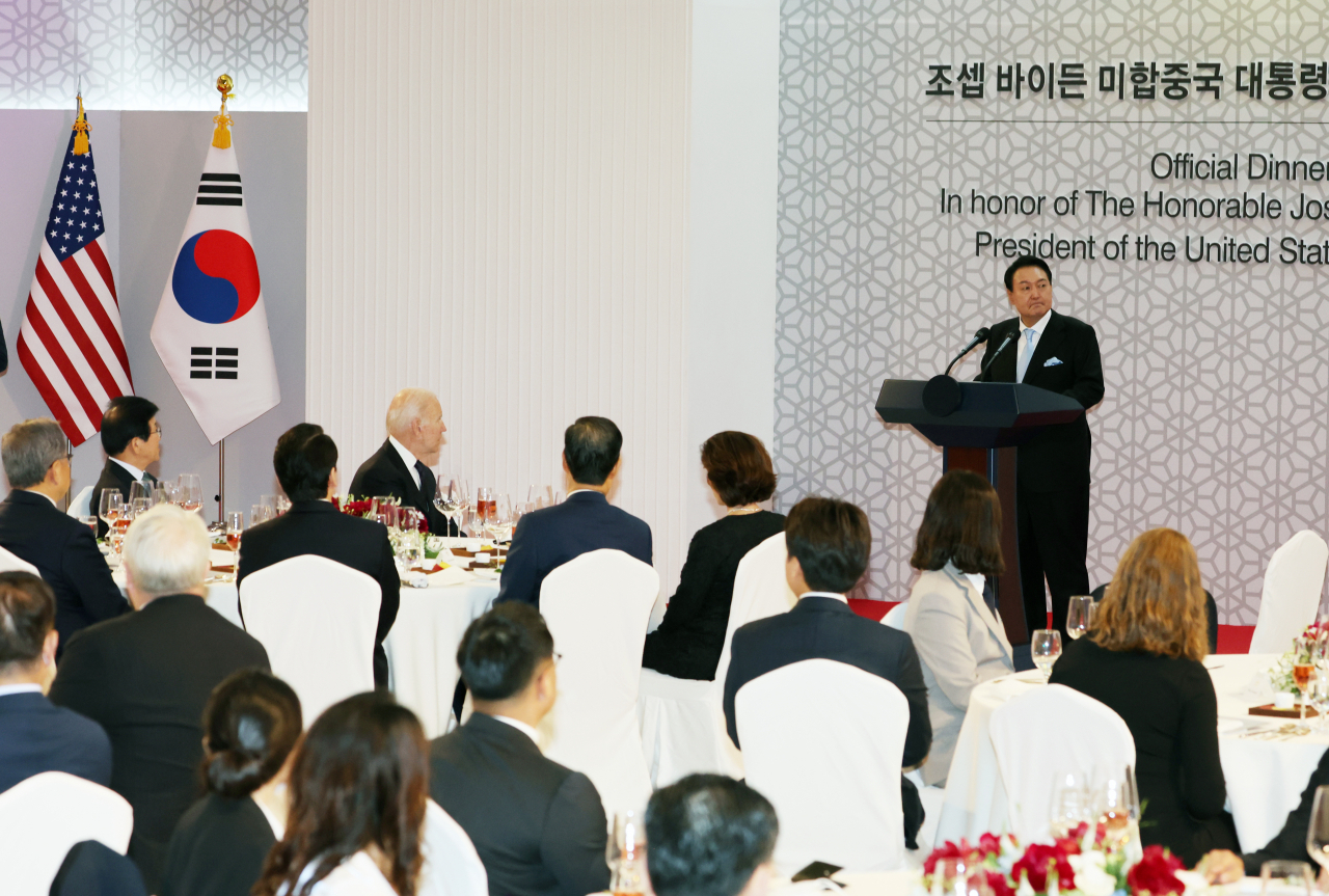 윤석열 대통령이 21일 오후 서울 용산 국립중앙박물관에서 열린 조 바이든 미국 대통령 환영 만찬에서 만찬사를 하고 있다. [연합]