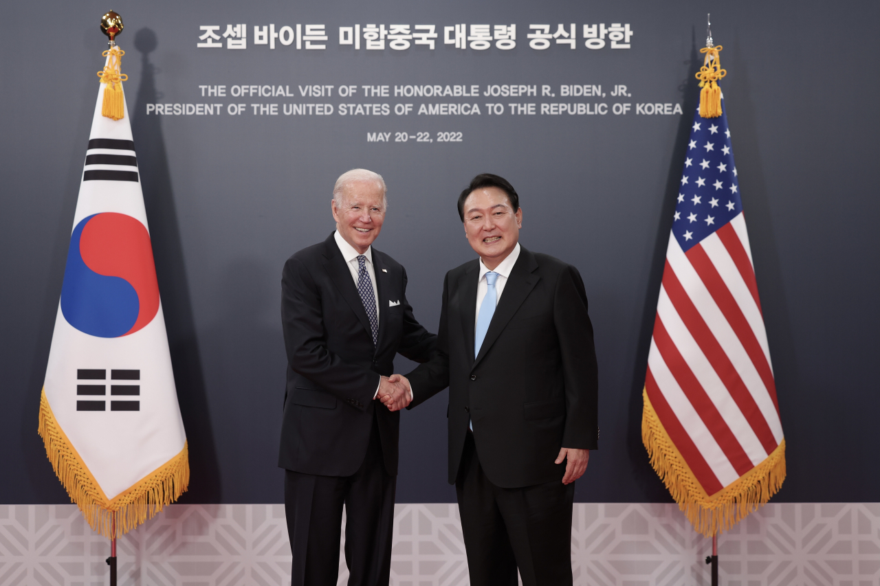 윤석열 대통령이 21일 서울 용산구 대통령실 청사를 방문한 조 바이든 미국 대통령과 기념촬영을 하고 있다. [연합]