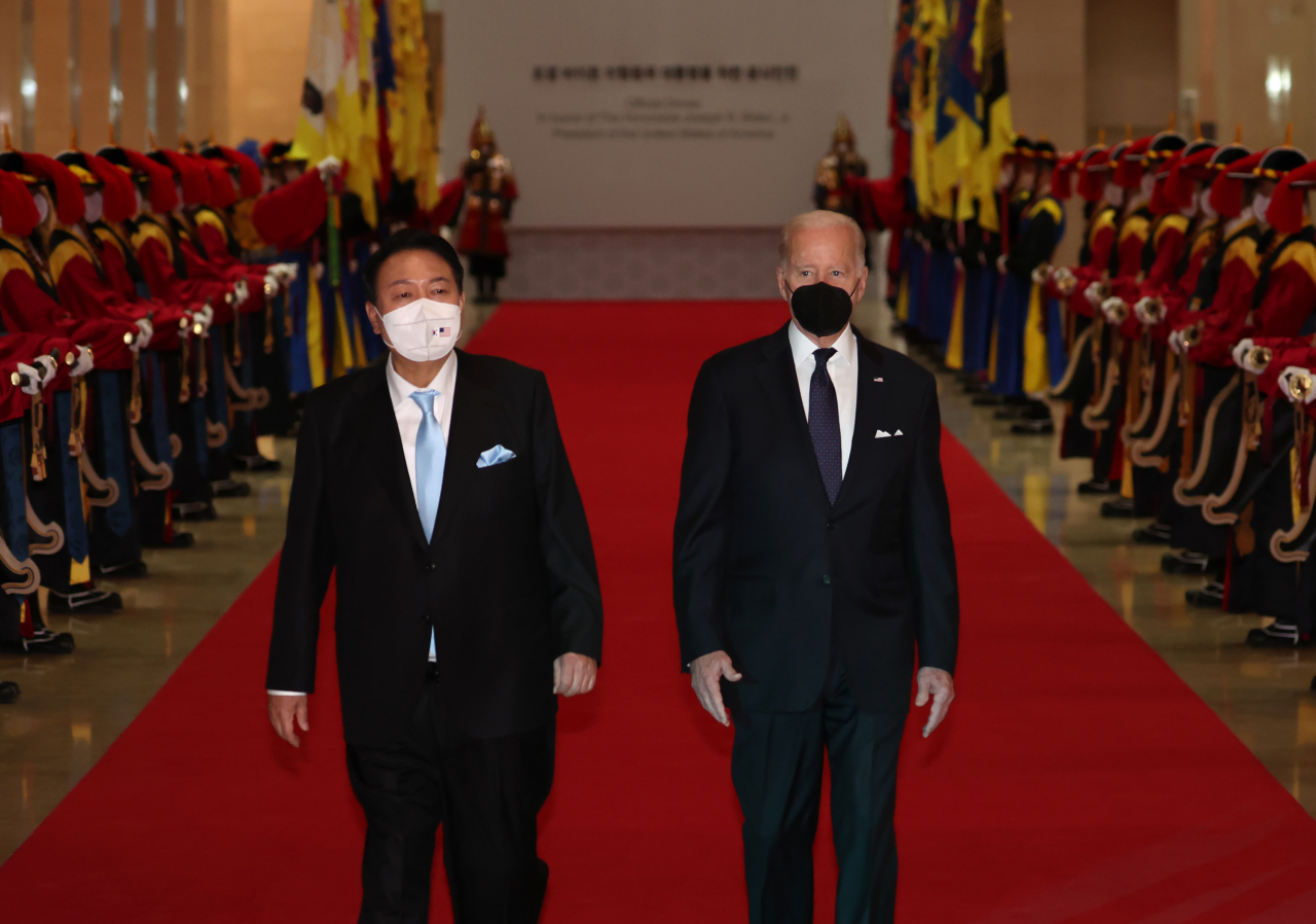 윤석열 대통령과 조 바이든 미국 대통령이 21일 오후 서울 용산 국립중앙박물관에서 열린 환영 만찬에 입장하고 있다. [연합]