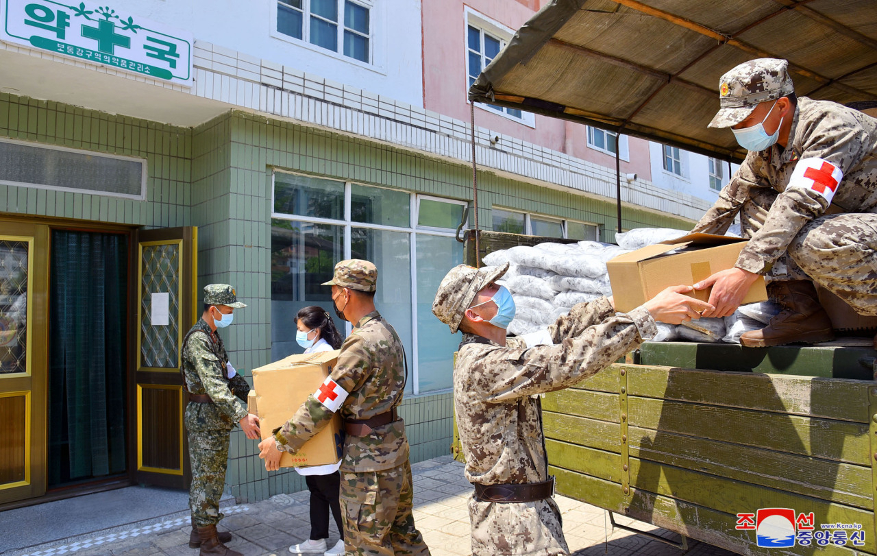 North Korean soldiers delivered medicine to pharmacies amid the North's anti-epidemic campaign, in this photo released May 19 by the state-run Korean Central News Agency. The Central Committee of the Workers' Party of Korea has ordered the military medical field to supply medicine to pharmacies under the 24-hour service system, as the North has seen a surge in suspected coronavirus cases. (Yonhap)