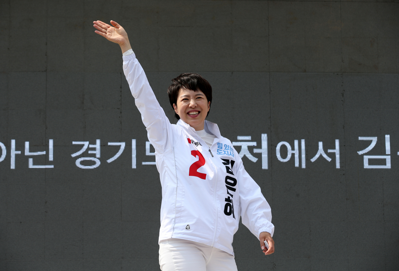 김은혜 국민의힘 경기도지사 후보가 지난 21일 안양시 벽산사거리에서 지지를 호소하고 있다. [연합]