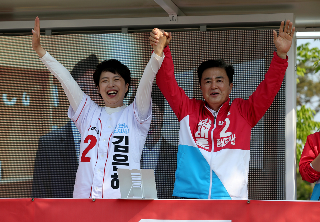 김은혜 국민의힘 경기도지사 후보가 지난 21일 경기도 안성시 스타필드 앞에서 김태흠 충청남도지사 후보와 경기도-충청남도 정책 협약식 후 포즈를 취하고 있다. [연합]
