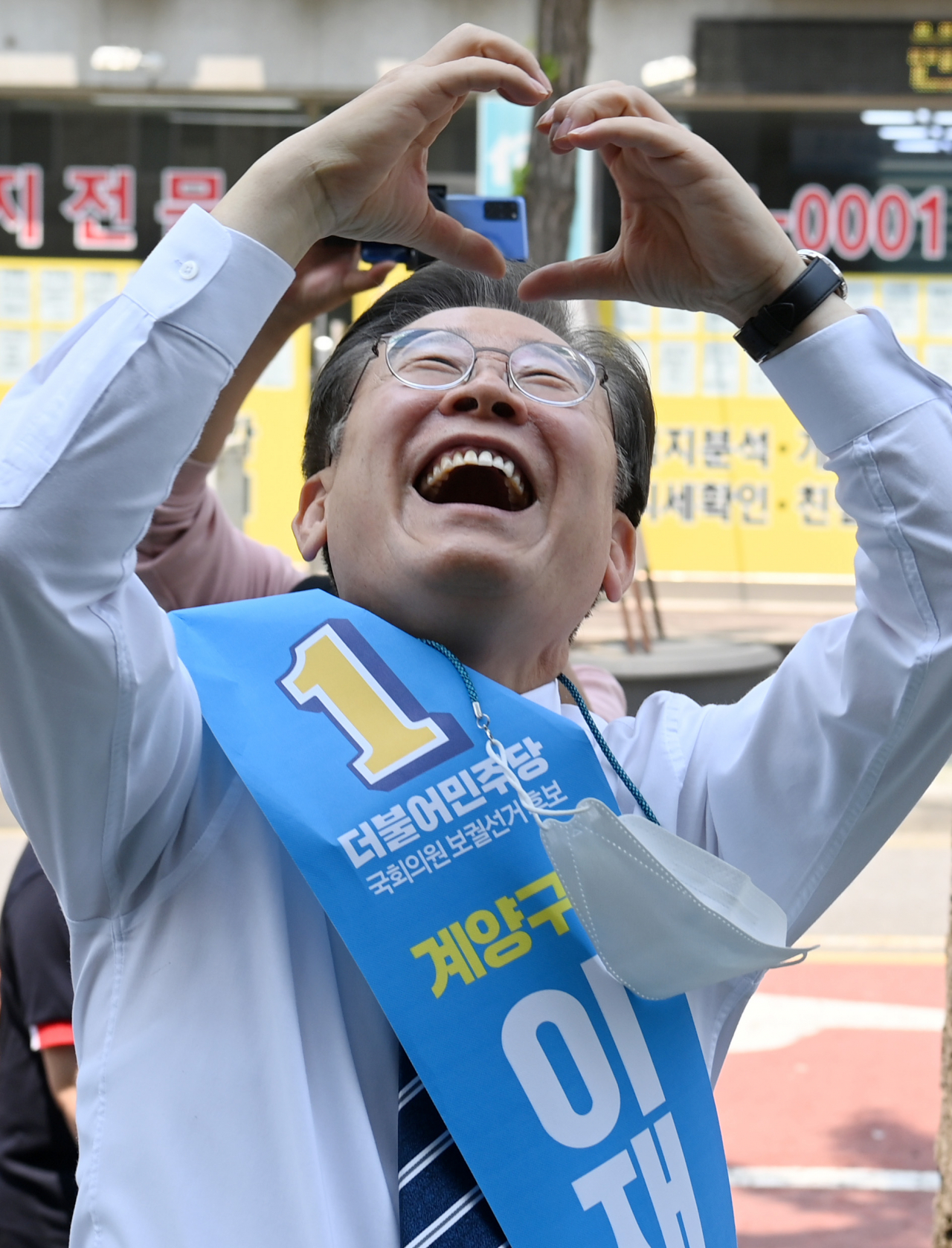 인천 계양을 국회의원 후보인 더불어민주당 이재명 총괄선대위원장이 20일 인천광역시 계양구 귤현동 일대에서 주민들에게 지지를 호소하고 있다. [연합]