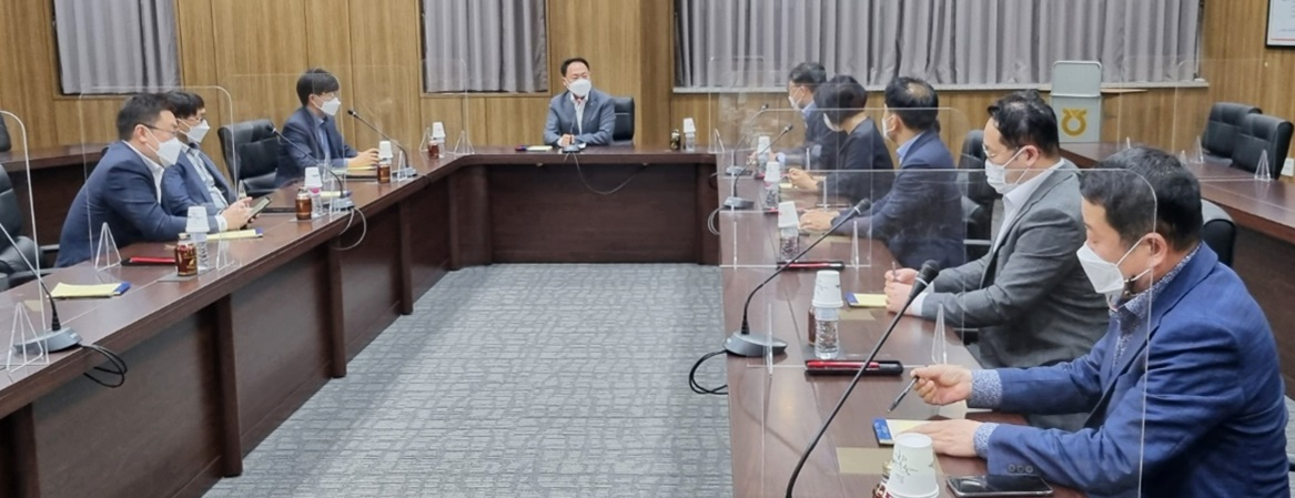 디지털 감사를 실시하고 있는 박태선 조합감사위원장(중앙)