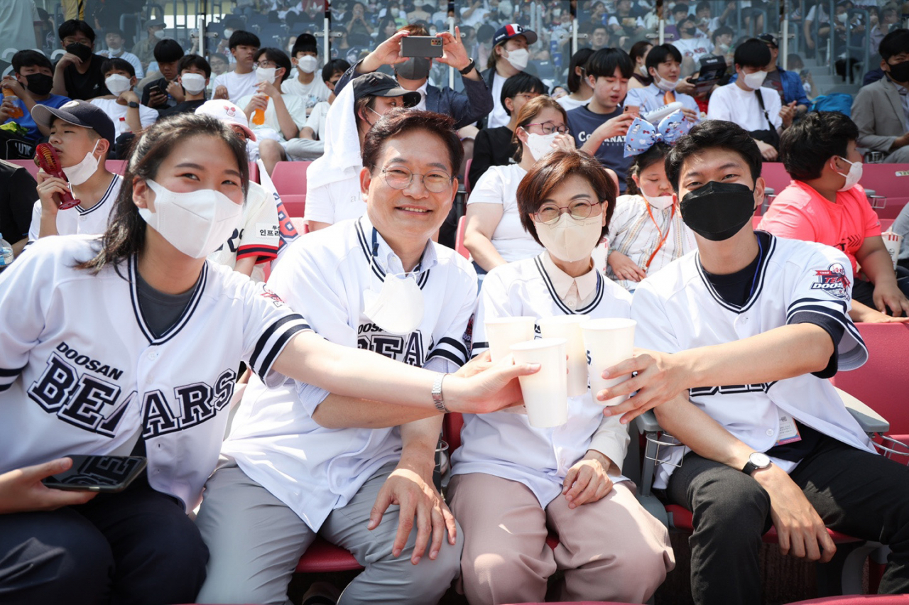 송영길 더불어민주당 후보가 21일 오후 서울시 송파구 잠실야구장에서 가족과 함께 야구 경기를 관람하고 있다. [연합]