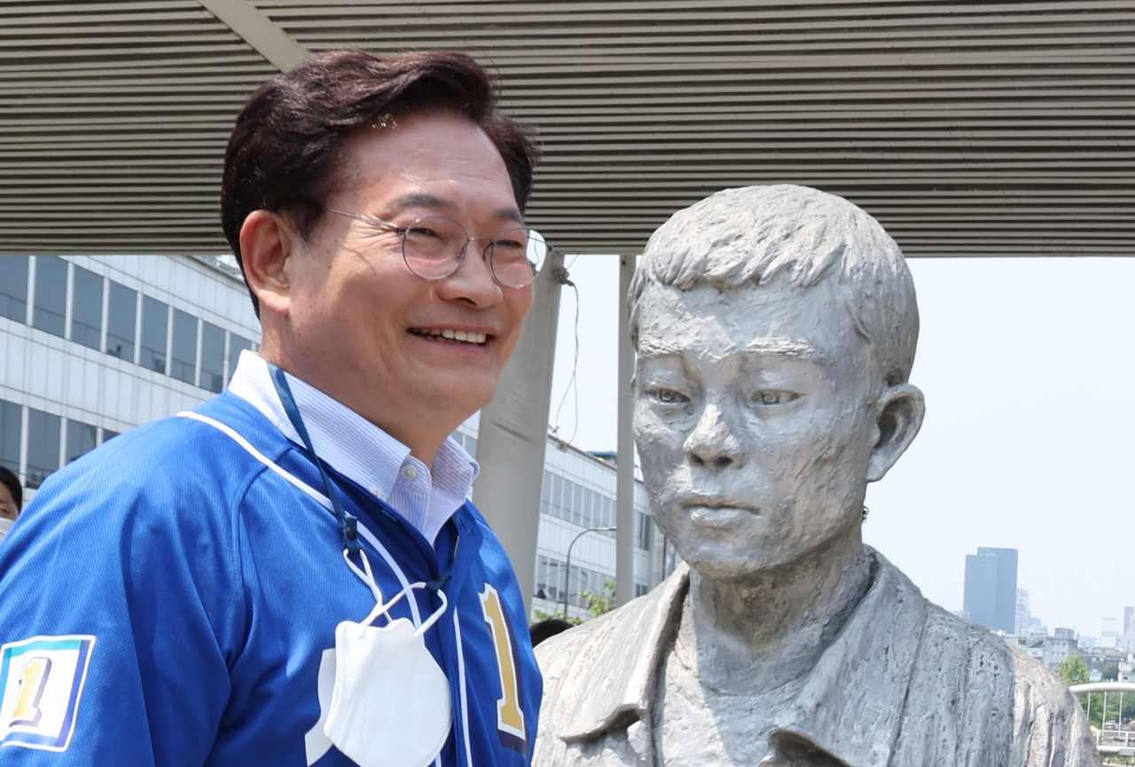 송영길 더불어민주당 서울시장 후보가 21일 서울시 종로구 전태일 다리에 있는 전태일 동상 앞을 지나고 있다. [연합]