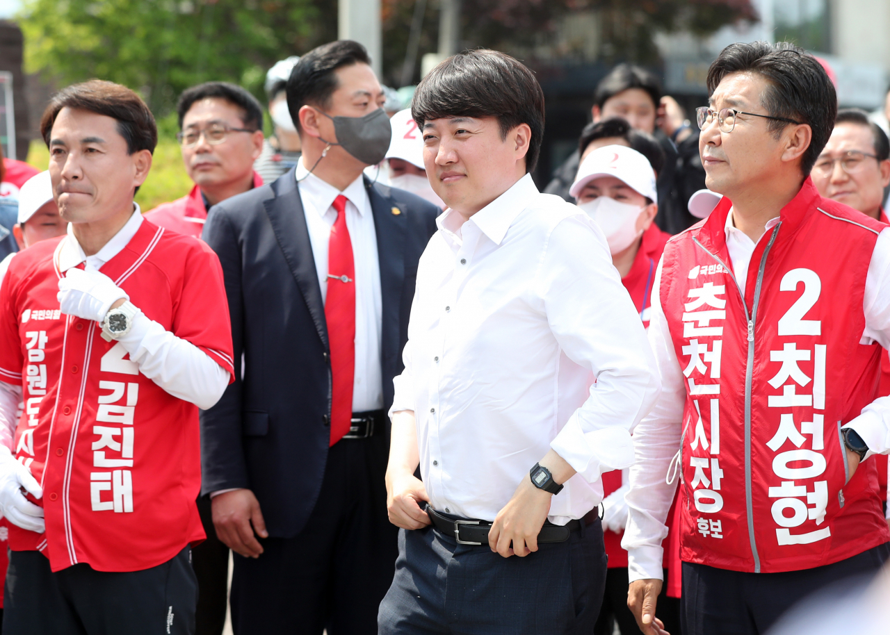 국민의힘 이준석 대표가 21일 강원 춘천시 에티오피아한국전참전기념관 앞에서 열린 합동유세에서 옷매무새를 고치고 있다. 연합뉴스