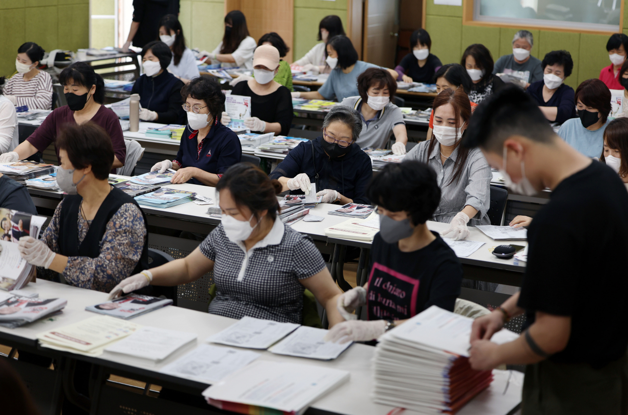 21일 오전 서울 영등포본동 주민센터에서 관계자들이 제8회 전국동시지방선거 투표안내문 및 선거공보 발송작업을 하고 있다. [연합]