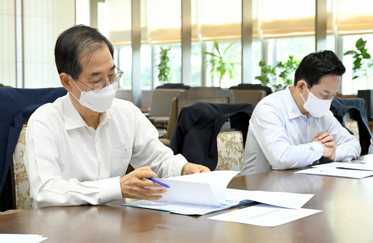 한덕수 국무총리(왼쪽)가 22일 세종시 정부세종청사에서 경제전략회의를 주재하고 있다. [총리실]