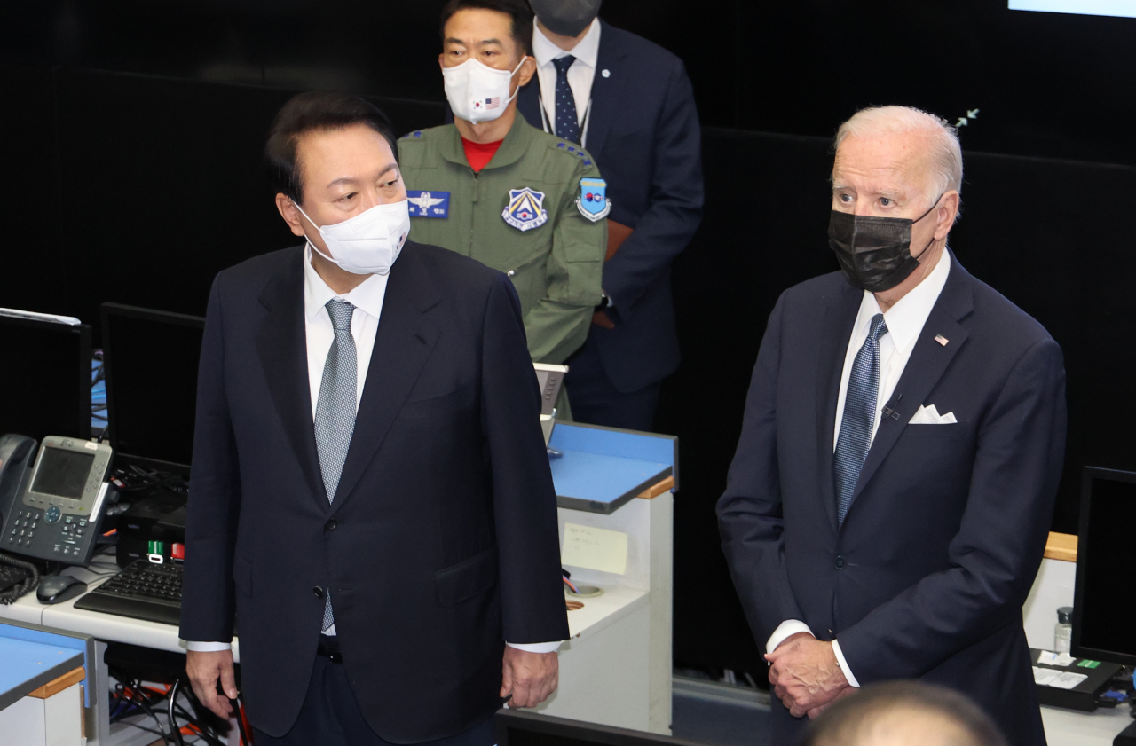 윤석열 대통령과 조 바이든 미국 대통령이 22일 오후 오산 미 공군기지의 항공우주작전본부(KAOC) 내 작전조정실을 함께 방문해 임무 수행 상황에 대해 보고받고 있다. [연합]