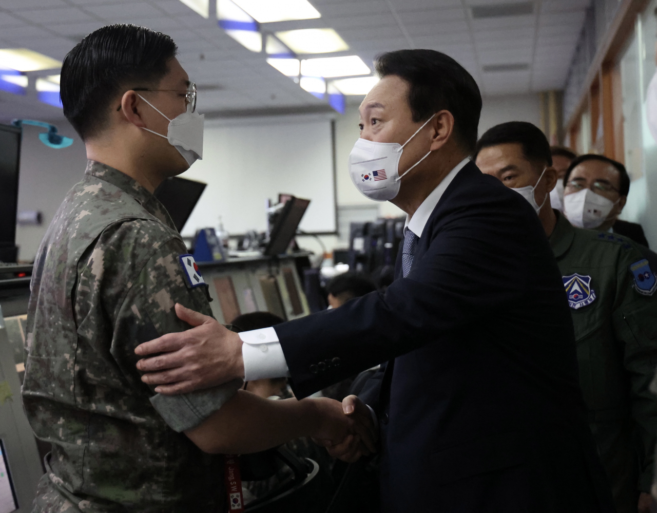 윤석열 대통령이 22일 오후 오산 미 공군기지 항공우주작전본부(KAOC) 내 중앙방공통제소(MCRC)를 방문, 장병을 격려하고 있다. [연합]