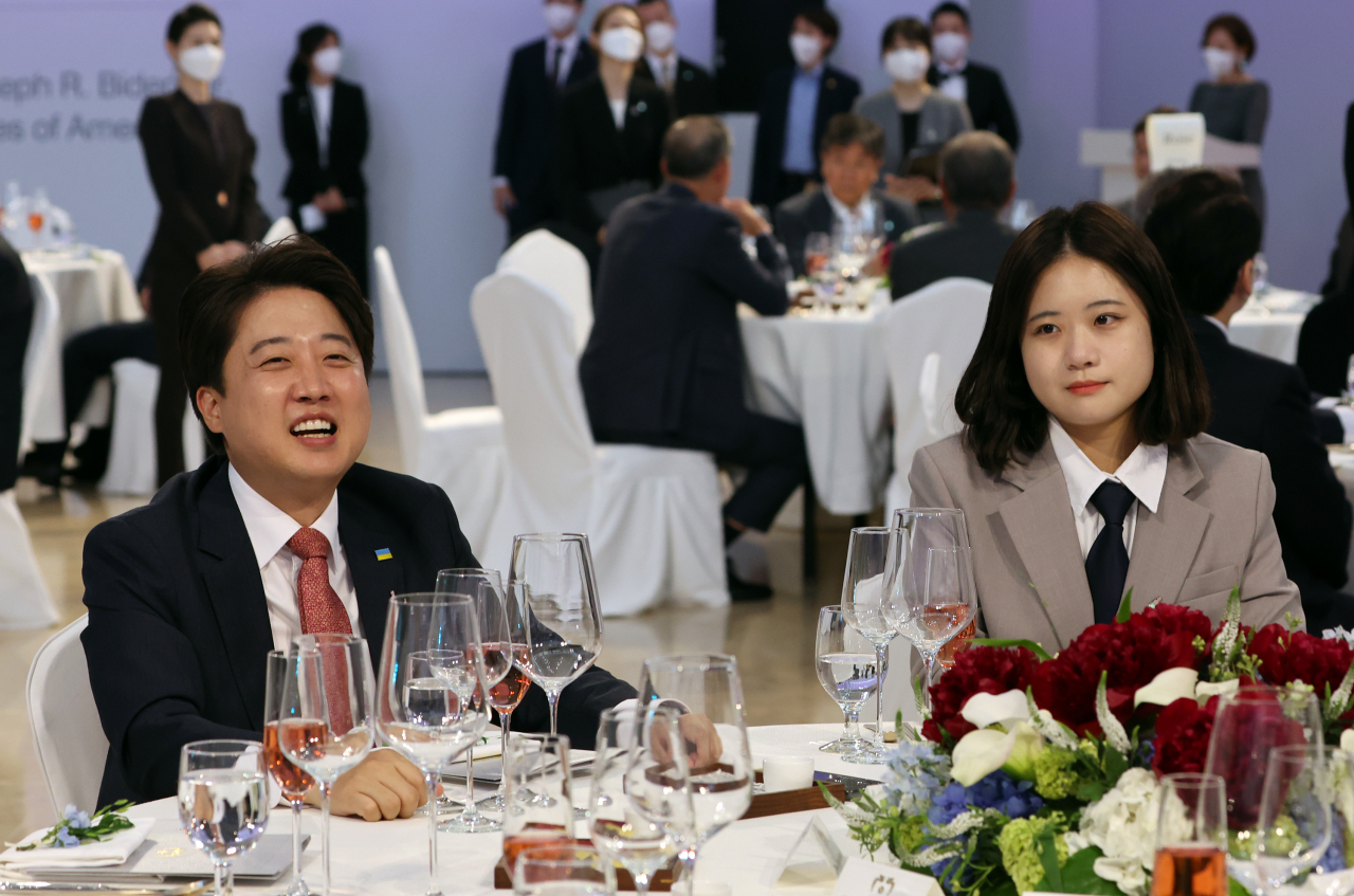 21일 서울 용산 국립중앙박물관에서 열린 조 바이든 미국 대통령 환영 만찬에 참석한 이준석 국민의힘 대표와 박지현 더불어민주당 공동비상대책위원장 등이 대화하고 있다. [연합]