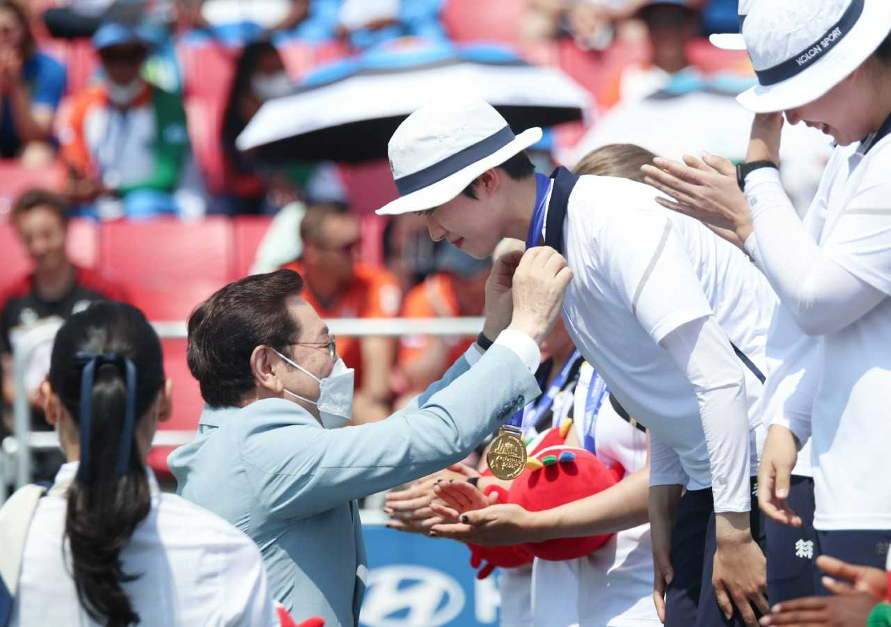 대한민국 양궁 선수단이 2022 광주월드컵 리커브 남·여 단체전에서 나란히 금메달을 목에 걸었다.
