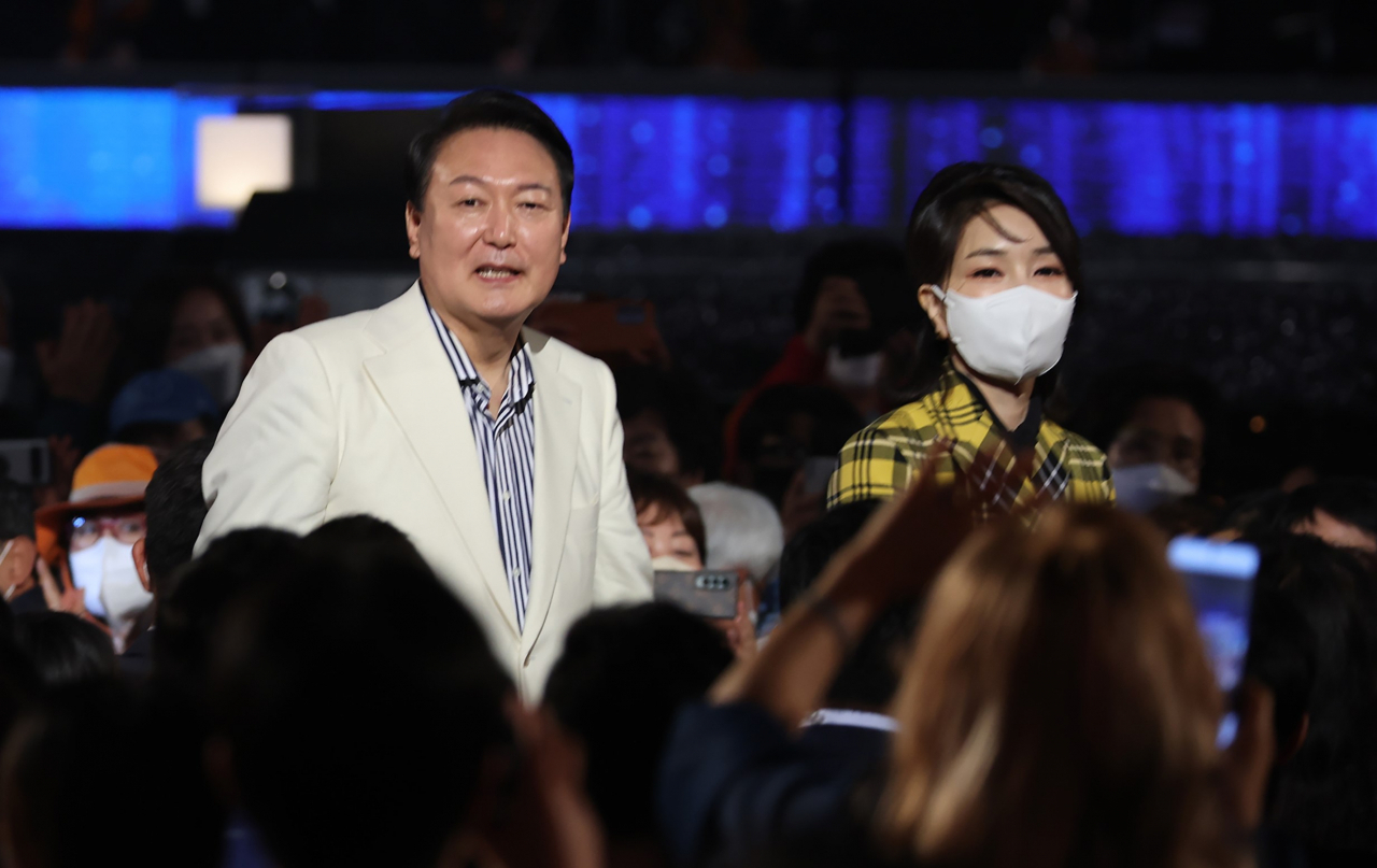 윤석열 대통령과 김건희 여사가 22일 청와대 대정원 야외무대에서 열린 청와대 국민개방기념 특별기획 KBS 열린음악회에서 인사하고 있다. [연합]