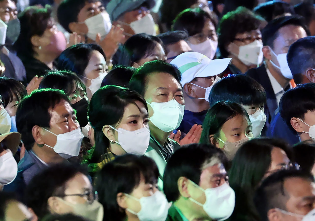 윤석열 대통령과 김건희 여사가 22일 청와대 대정원 야외무대에서 열린 청와대 국민개방기념 특별기획 KBS 열린음악회에서 공연을 관람하고 있다. [연합]