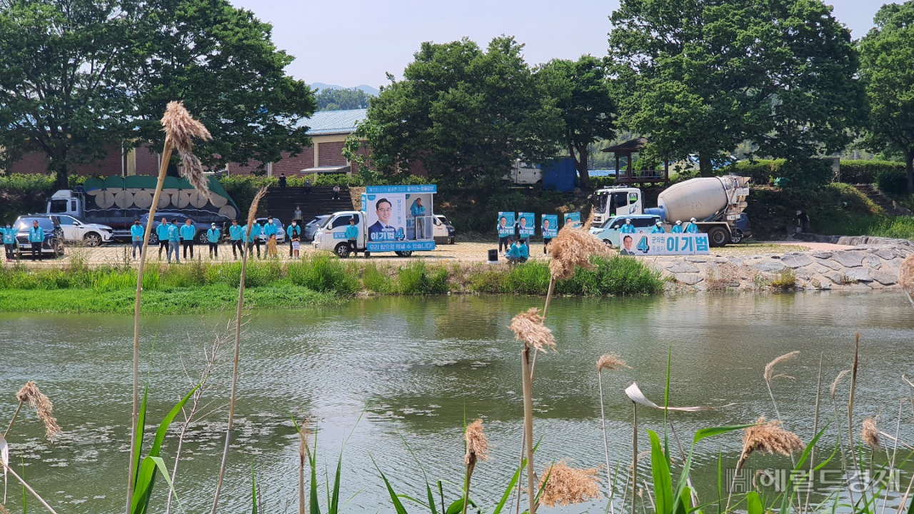 담양군의회 입성을 노리는 무소속 이기범 후보는 22일 담양장날을 맞아 천변앞 유세전을 펼쳤다. 서인주 기자