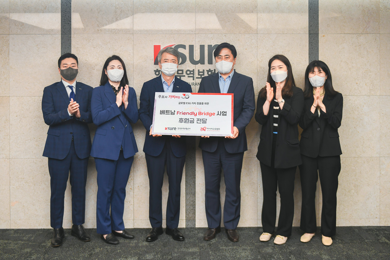 이인호(왼쪽 세번째) 한국무역보험공사 사장이 지난 19일 서울 종로구 본사에서 아시아교류협회에 베트남 ‘프렌들리 브릿지 프로젝트’의 일환으로 6번째 다리 건설을 지원하기 위한 후원금 5000만원을 전달한 후 기념촬영을 하고 있다.[한국무역보험공사 제공]