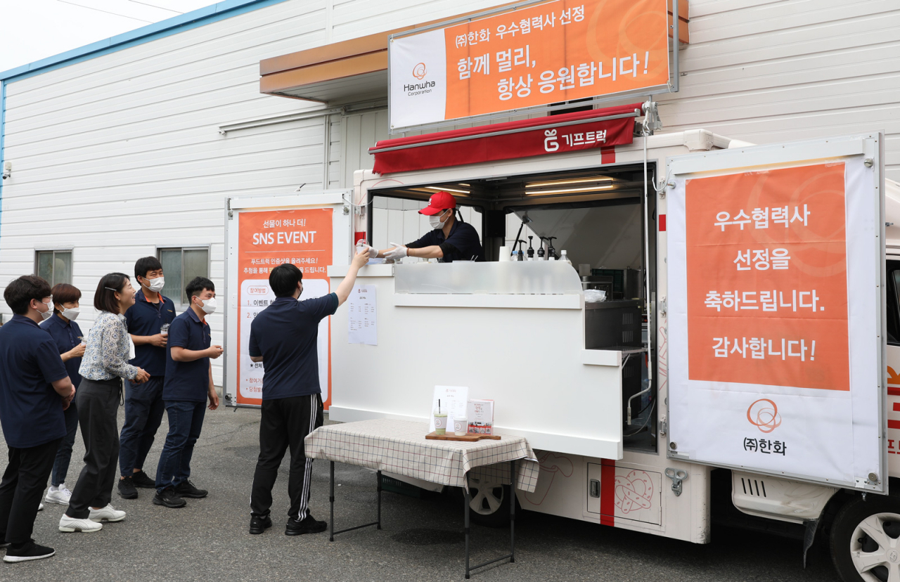 ㈜한화는 지난 20일 올해 동반성장 활동 최우수 협력사로 대성정밀㈜(경북 구미 소재)를 선정하고 상금, 커피차 등을 선물로 제공했다.