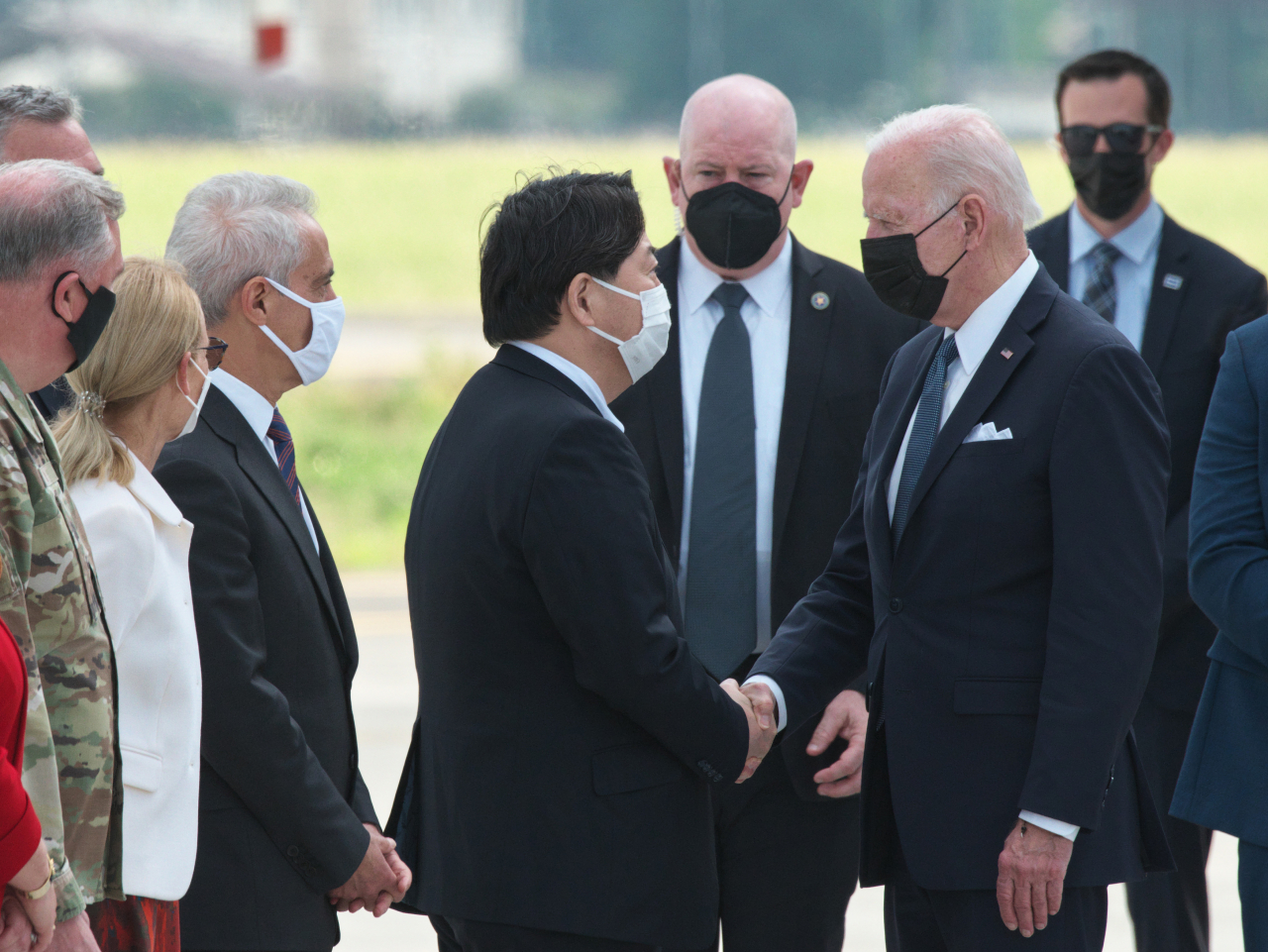 조 바이든 미국 대통령이 22일(현지시간) 일본 요코타 공군기지에 도착한 뒤 영접을 나온 하야시 요시마사 일본 외무상과 악수하고 있다. [UPI]