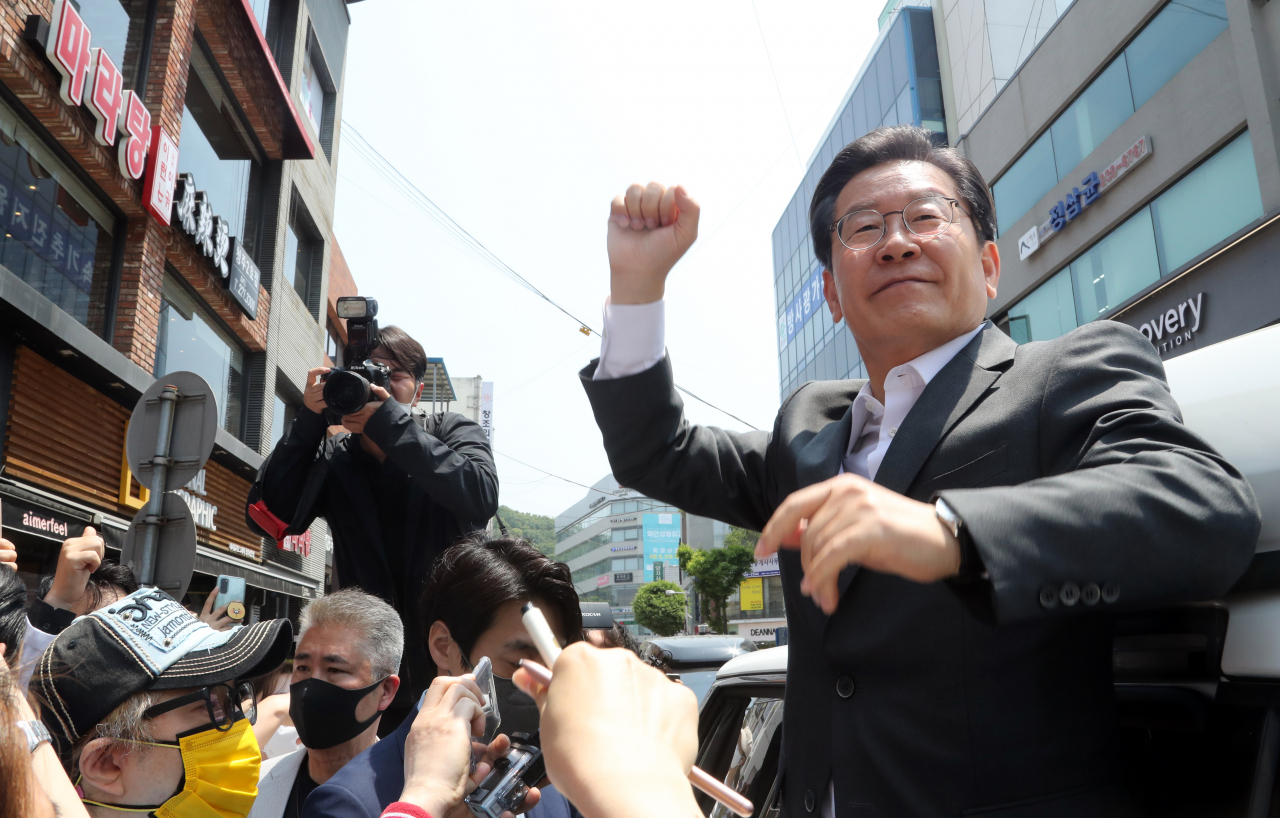 인천 계양을 국회의원 후보인 더불어민주당 이재명 총괄선대위원장이 22일 오전 청주 성안길에서 유세를 마치고 차량에 탑승하기 전 손을 들고 지지를 호소하고 있다. [연합]