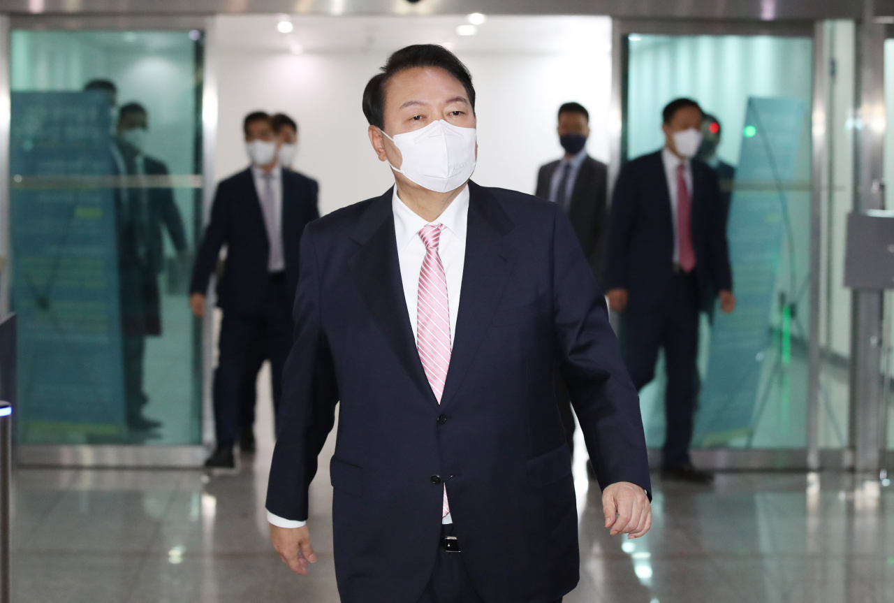 윤석열 대통령이 23일 오전 용산 대통령실 청사로 출근하고 있다. [연합]