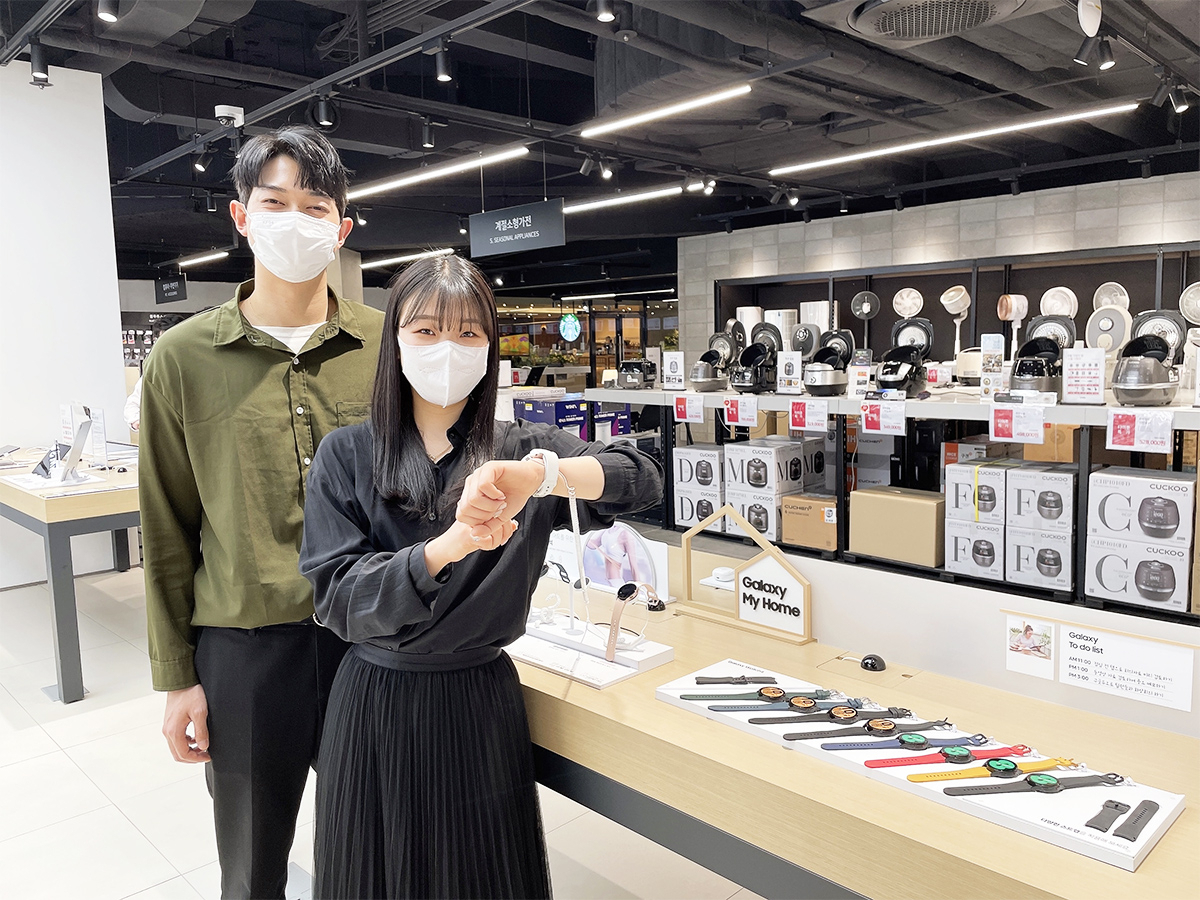 전자랜드는 사회적 거리두기가 해제되고 신종 코로나바이러스 감염증(코로나19)의 엔데믹 시대가 도래하면서 웨어러블 기기 중 하나인 스마트 워치의 판매량이 증가하고 있다고 23일 밝혔다. 사진은 전자랜드 타이푼에서 스마트 워치를 살펴보는 고객들. 연합뉴스