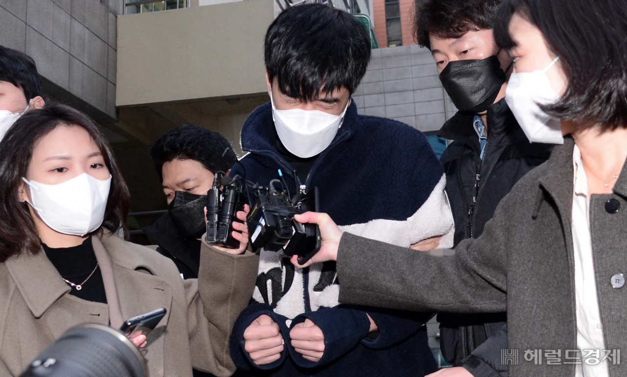 경찰의 신변보호를 받던 전 여자친구를 1년간 스토킹한 끝에 살해한 혐의를 받는 김병찬이 지난해 11월 29일 검찰에 송치되고 있는 모습. 박해묵 기자