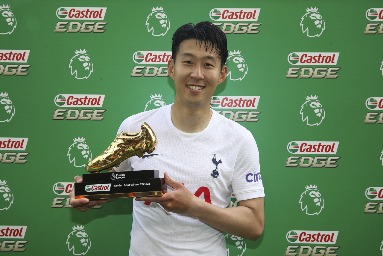 영국 잉글랜드 프리미어리그(EPL) 토트넘 홋스퍼의 손흥민이 22일(현지시간) 노리치의 캐로 로드에서 열린 노리치 시티와의 최종 38라운드 경기 종료 직후 '골든 부트'(득점왕 트로피)를 들고 포즈를 취하고 있다. 그는 이날 경기에서 22, 23호 골을 연달아 기록, 이날 1골을 추가한 리버풀의 무함마드 살라와 함께 아시아인으로는 처음으로 EPL 공동 득점왕에 올랐다. [연합]