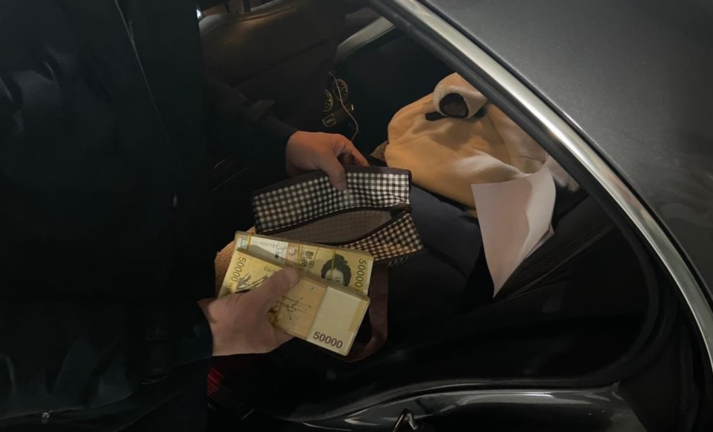 경찰이 현금뭉치를 압수한 모습 [인천경찰청 제공]