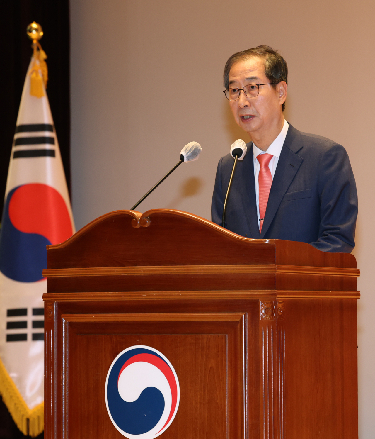 Han Duck-soo speaks after being sworn in as prime minister during a ceremony at the government complex in Sejong, central South Korea, on Monday, to mark his inauguration. (Yonhap)