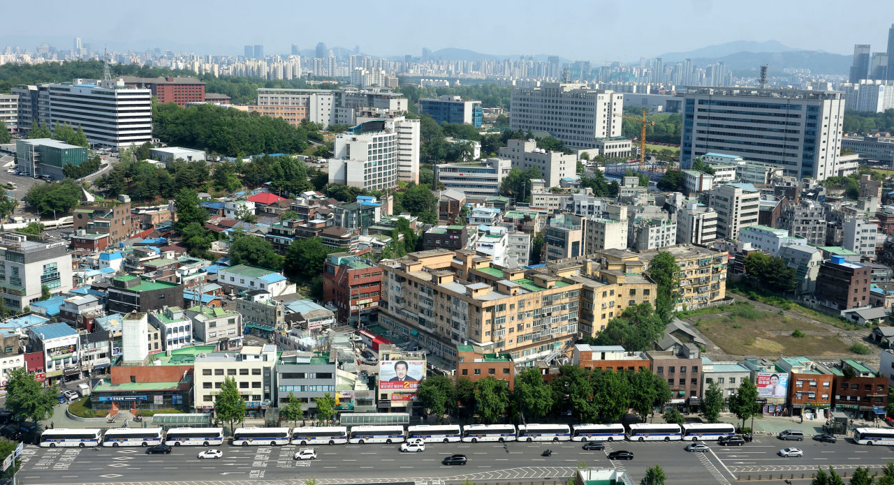 한미정상회담이 열린 지난 21일 오후 서울 용산구 대통령실 인근에서 집회 관리를 위해 경찰 버스들이 주차된 모습. [연합]