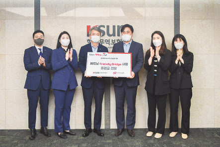 이인호(왼쪽 세번째) 한국무역보험공사 사장이 지난 19일 서울 종로구 본사에서 아시아교류협회에 베트남 ‘프렌들리 브릿지 프로젝트’의 일환으로 6번째 다리 건설을 지원하기 위한 후원금 5000만원을 전달한 후 기념촬영을 하고 있다. [한국무역보험공사 제공]