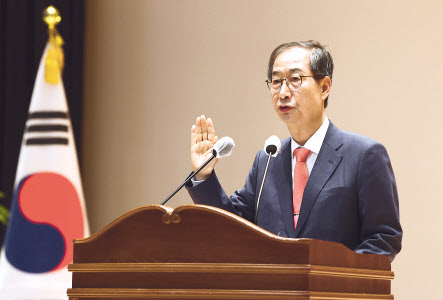 한덕수 국무총리가 23일 오전 세종시 정부세종청사에서 열린 취임식에서 취임 선서를 하고 있다. 한 총리는 취임사를 통해 국민이 체감할 수 있는 분야부터 하나하나 확실히 챙기겠다며 “물가불안, 가계부채와 같은 국민의 삶과 직결되는 민생문제 해결을 위해서 관계부처와 모든 정책수단을 열어놓고 대응방안을 마련하겠다”고 말했다. [연합]