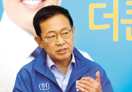 인천시장 선거에 출마한 박남춘 더불어민주당 후보가 최근 인천 미추홀구 사무실에서 언론과 인터뷰를 하고 있다. 박 후보는 21일 헤럴드경제와 서면 인터뷰를 갖고 필승 의지를 밝혔다.[연합]