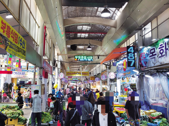 지난 19일 낮 12시께 찾은 인천 부평구 부평종합시장의 모습. 신혜원 기자