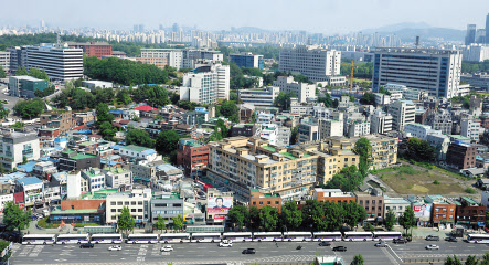 한미정상회담이 열린 지난 21일 오후 서울 용산구 대통령실 인근에서 집회 관리를 위해 경찰 버스들이 주차된 모습. [연합]