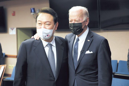 윤석열 대통령과 조 바이든 미국 대통령이 22일 오후 오산 미 공군기지의 항공우주작전본부(KAOC)를 방문해 어깨 동무를 하고 있다. [연합]