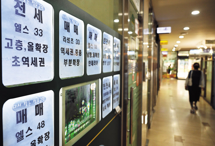 지난 정부에서 마련된 전방위적인 부동산 규제의 부작용으로 부동산 매매와 주택 신규 공급 등이 급감하며 시장의 정상적인 가격 기능을 상실해가고 있다. 전국 부동산시장 거래량이 급감하는 가운데 23일 서울 송파구의 한 아파트상가 내 공인중개소거리가 한산한 모습을 보이고 있다. 임세준 기자