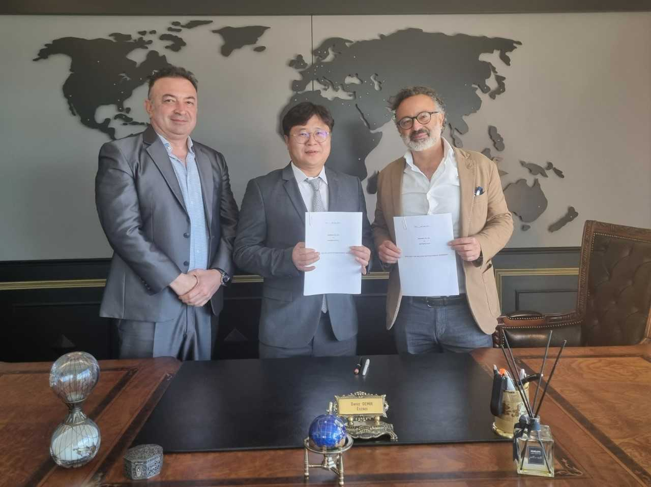 데니즈 DEM파마 대표와 강세찬 제넨셀 기술경영위원회 의장, 가레고즐루 오르디파마 창업자가 경구용 코로나19 치료제 ES16001의 중동·터키 지역 판권에 대한 본계약을 체결했다.[제넨셀 제공]