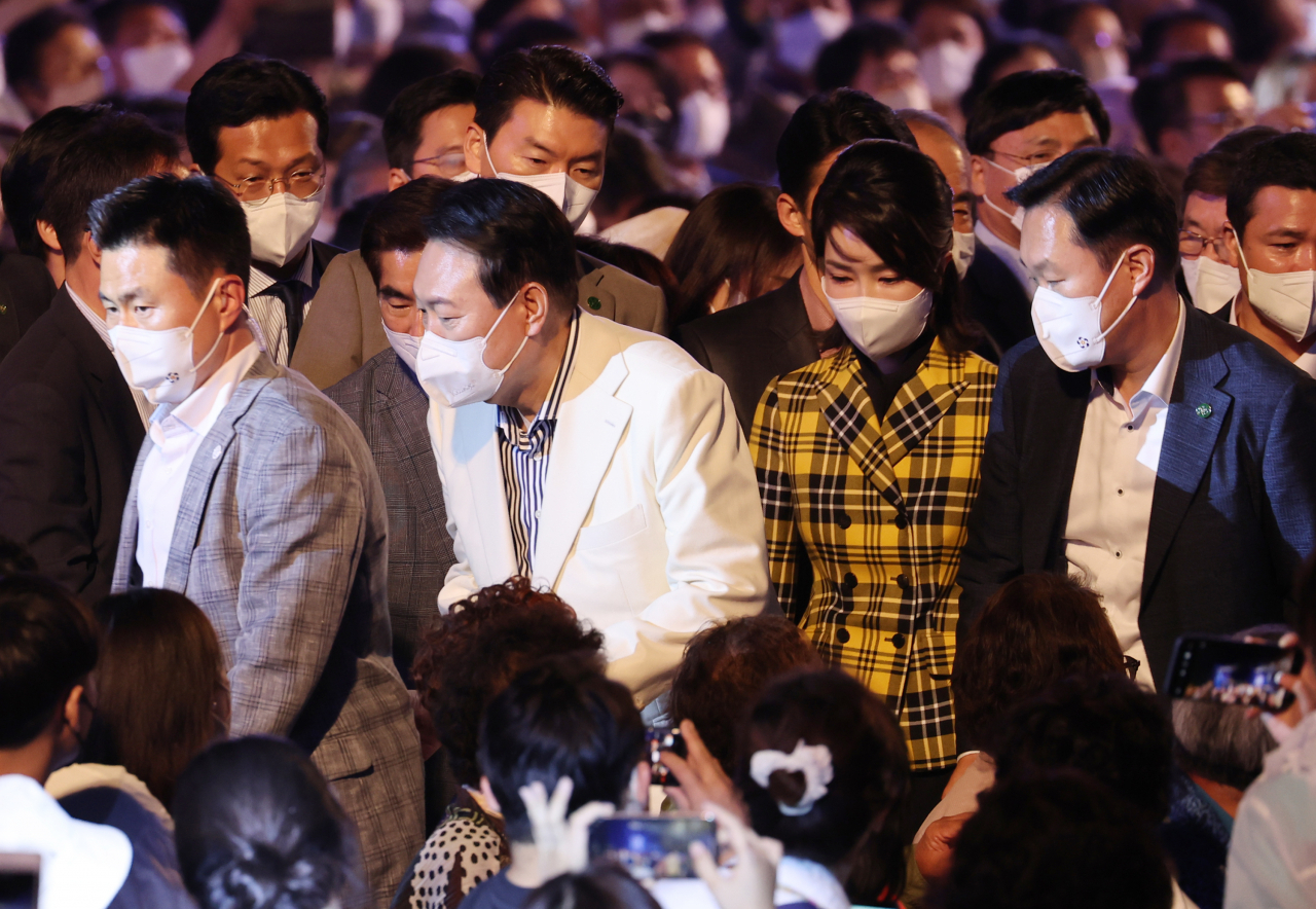 윤석열 대통령과 김건희 여사가 지난달 22일 청와대 대정원 야외무대에서 열린 청와대 국민개방기념 특별기획 KBS 열린음악회에서 공연을 관람한 뒤 공연장을 나서고 있다. [연합]