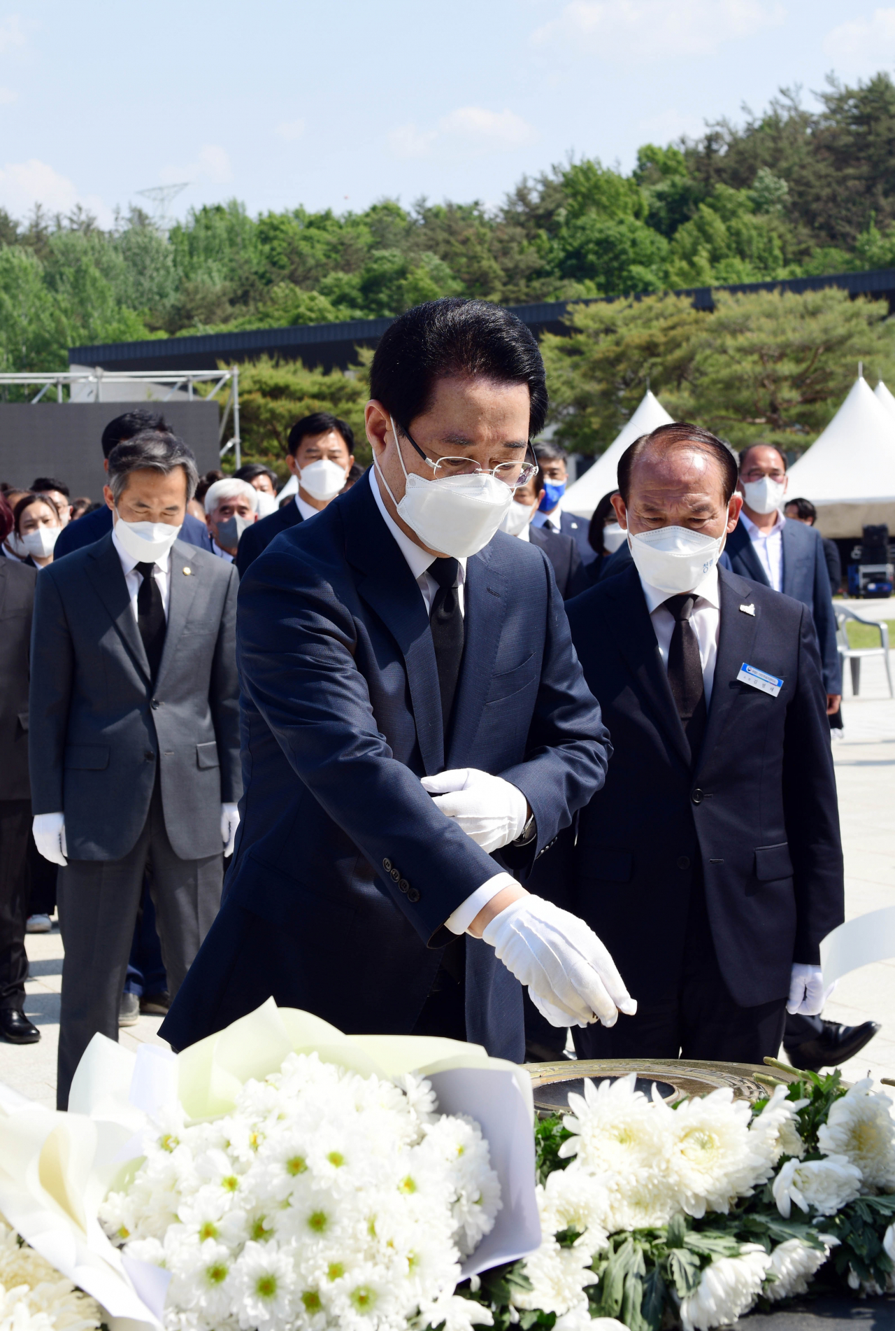 참배하고 있는 김영록 후보.