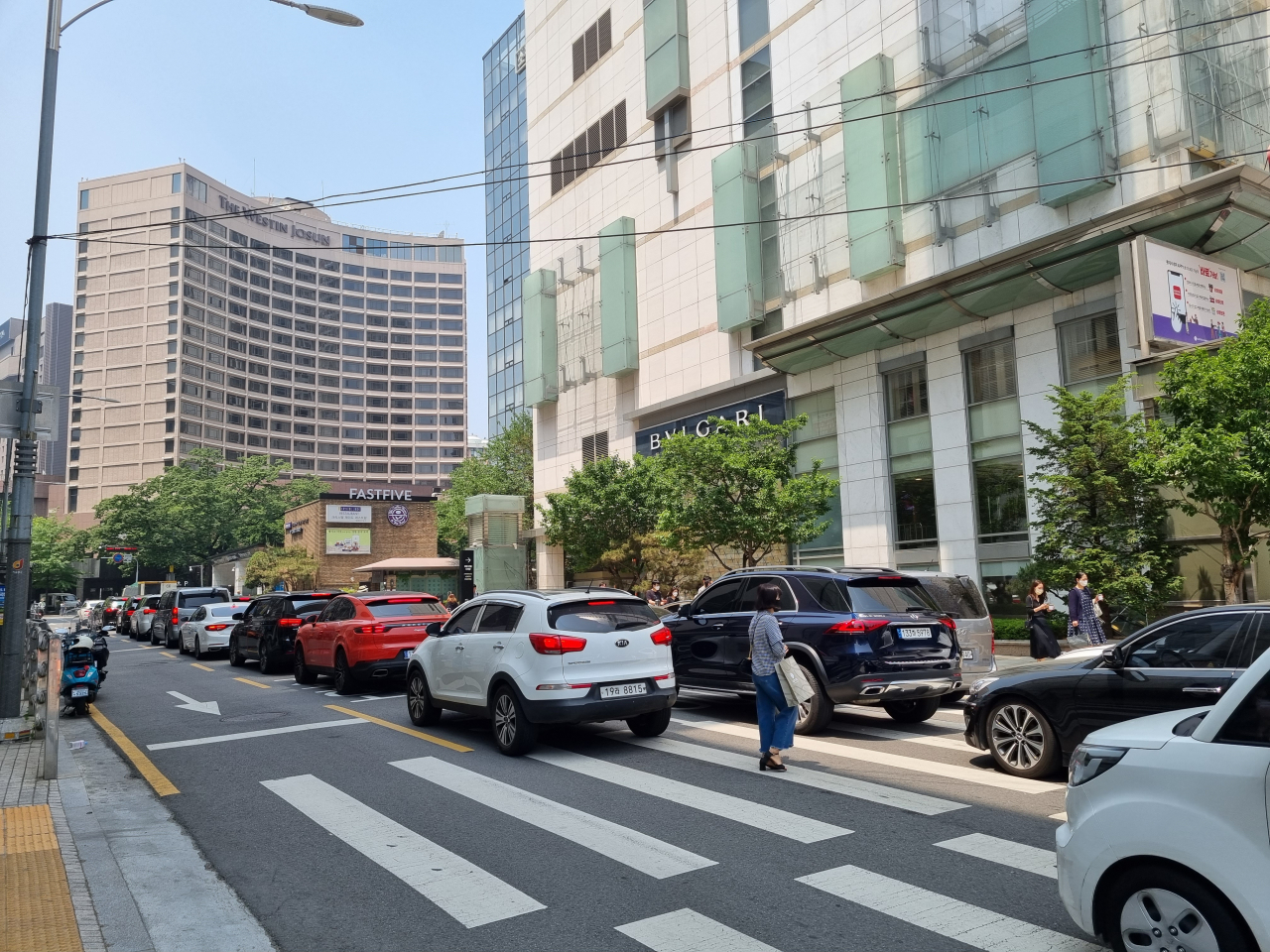 롯데백화점 본점 주차장 입구에 길게 늘어선 차량. [헤럴드경제DB]
