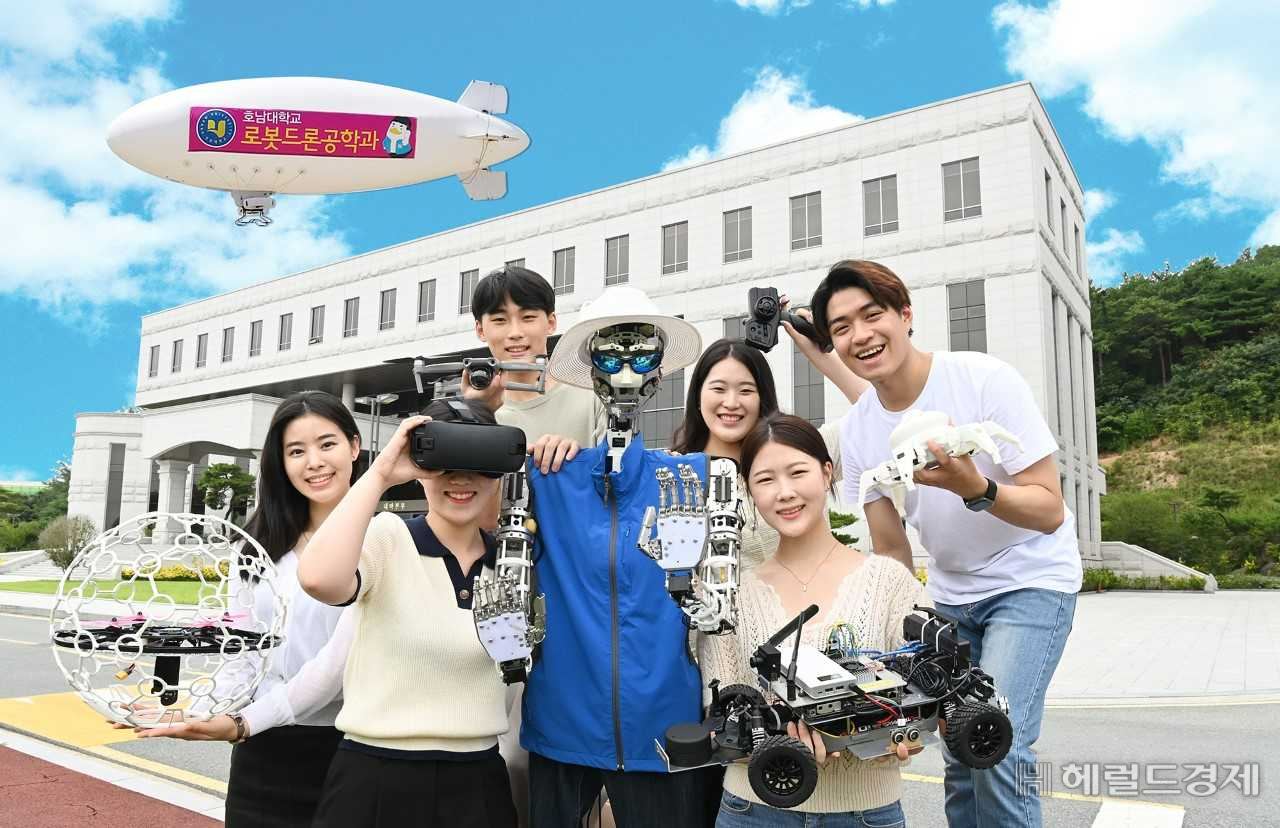 호남대학교가 4차산업혁명시대 핵심 산업으로 부상한 로봇과 드론 분야 전문인력 양성을 위해 국내 대학 최초로 ‘로봇드론공학과’를 신설했다.