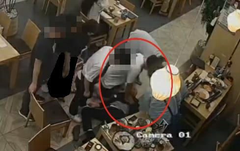 쓰러진 남성에게 심폐소생술을 시행하는 장성호 씨 [장성호 씨 제공]